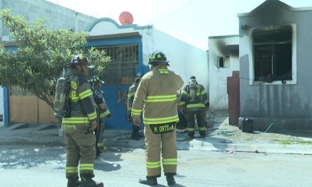 Saltillo: Policía entra a casa en llamas; Arriesgo su vida al pensar que había personas dentro