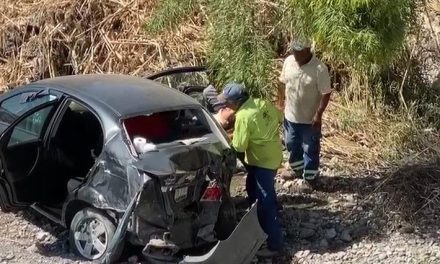¡Se salva de milagro! Mujer se impacta y cae 7 metros a un arroyo en los límites de Saltillo y Ramos