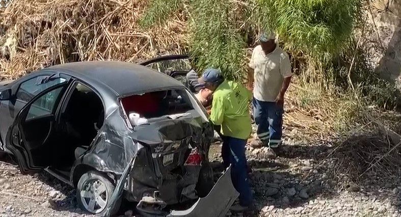 ¡Se salva de milagro! Mujer se impacta y cae 7 metros a un arroyo en los límites de Saltillo y Ramos