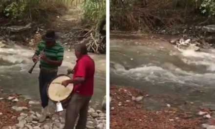 Así festejaron en Nuevo León la llegada de agua a un río (video)