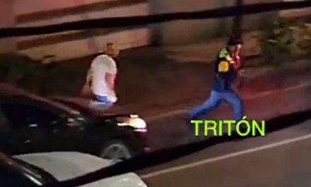 El momento en que un policía huye en su patrulla tras robar un celular (video)