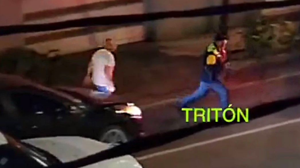 El momento en que un policía huye en su patrulla tras robar un celular (video)