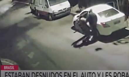 Pareja tenía relaciones en el auto; los asaltan y los dejan desnudos en la calle (video)