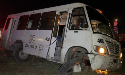Ruta urbana de Saltillo ‘se queda sin llantas’ por falla mecánica