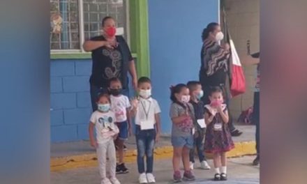¡Saludar, ya! Niños se confunden de saludo en los honores a la bandera en Nuevo León