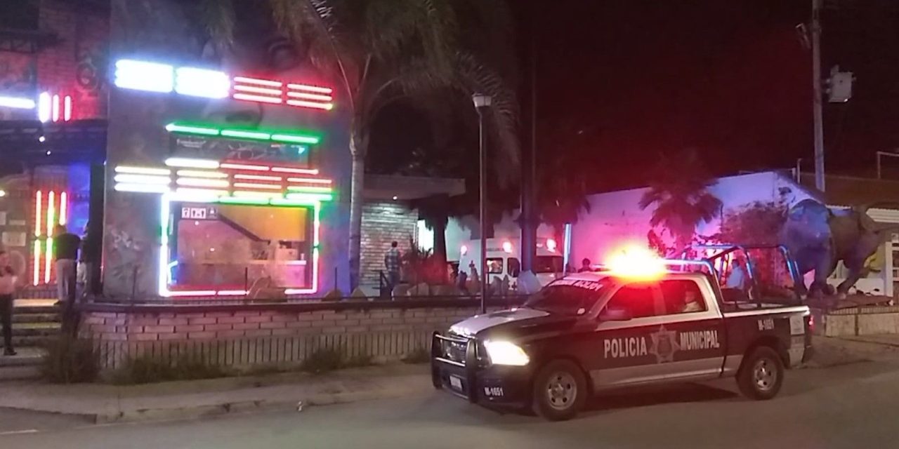 ¡Otra vez, Sayu! Golpean a vendedor de flores adentro del bar (video)