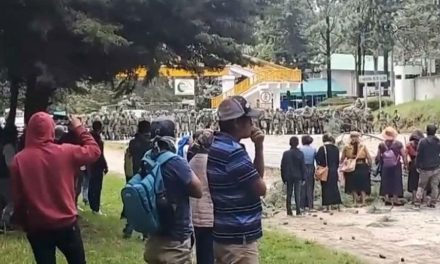 Pobladores de Teopisca, Chiapas, retienen a militares e intentan derribar helicóptero