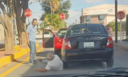 Hombre agrede a un adulto mayor en calles de Torreón