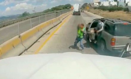 Comando armado intercepta tráiler y se lo roba en plena carretera (video)
