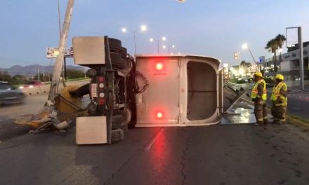 Saltillo: Trailero indeciso ocasiona volcadura en el Nazario