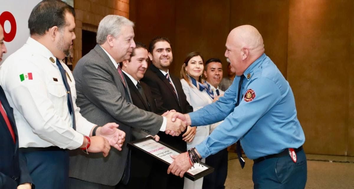 Chema Fraustro reconoce a bomberos; hará revisión salarial