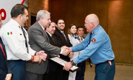 Chema Fraustro reconoce a bomberos; hará revisión salarial