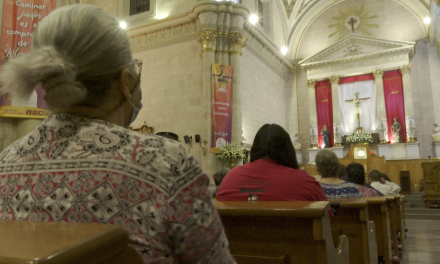 Cientos cantan ‘Las Mañanitas’ al Santo Cristo de la Capilla: celebran sus 414 años en Saltillo