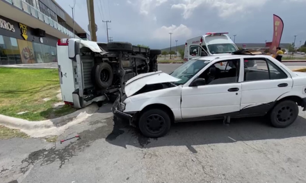 Al ignorar alto conductor choca y provoca volcadura sobre bulevar Jesús Valdés Sánchez en Saltillo