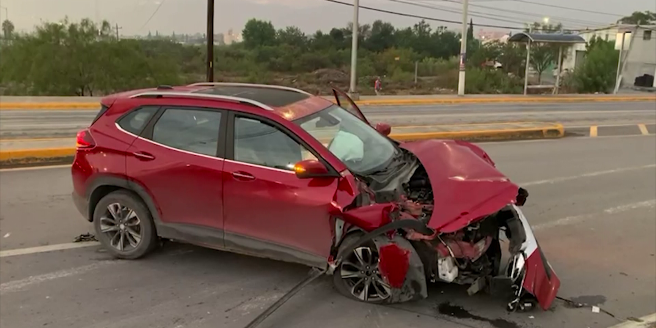 Conductora destruyó su camioneta contra poste en bulevar Campanares de Saltillo