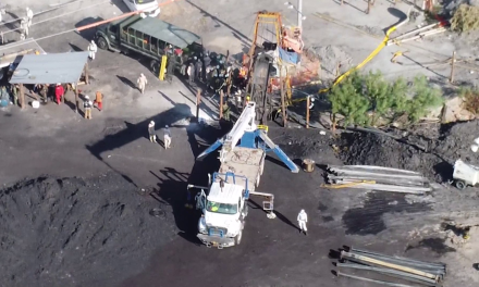 Retiran maquinaria para dar paso al tajo abierto en labores de rescate de mineros en Sabinas
