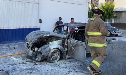 Vocho queda en cenizas por corto circuito en Saltillo