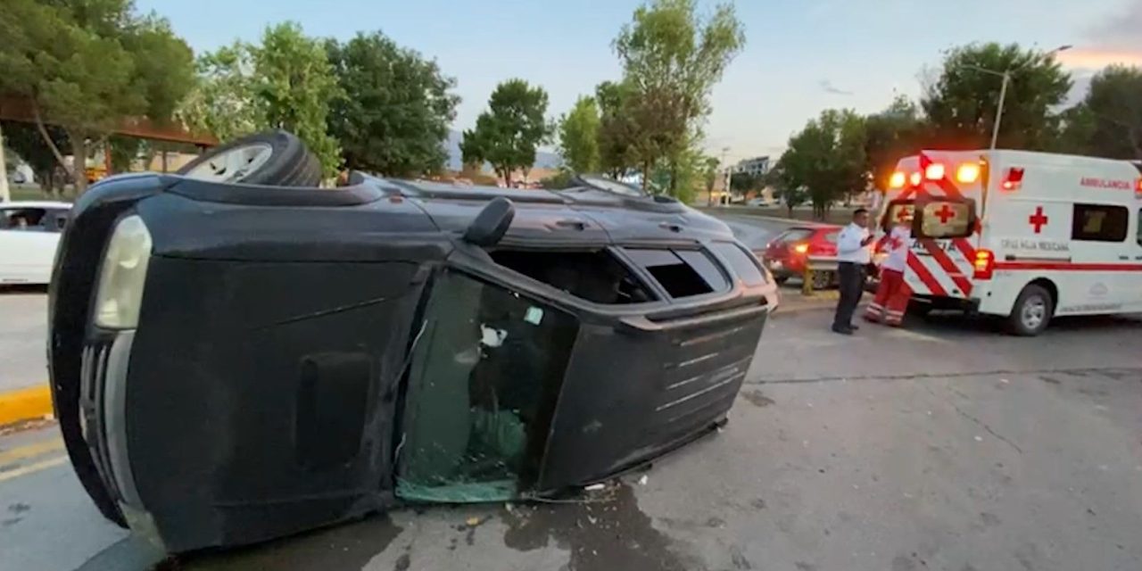 Conductor termina volcado en Saltillo luego de que le cerraran el paso