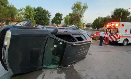 Conductor termina volcado en Saltillo luego de que le cerraran el paso
