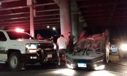 Se pasa el rojo y termina con el carro ‘patas pa’ arriba’ en Saltillo