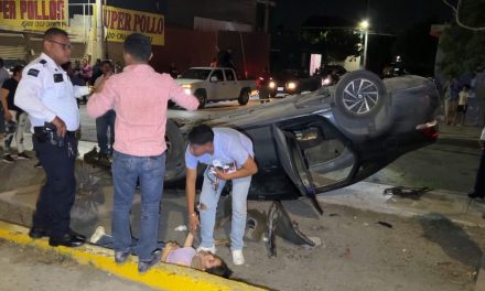 Conductor se impacta contra dos árboles y termina volcado en Saltillo