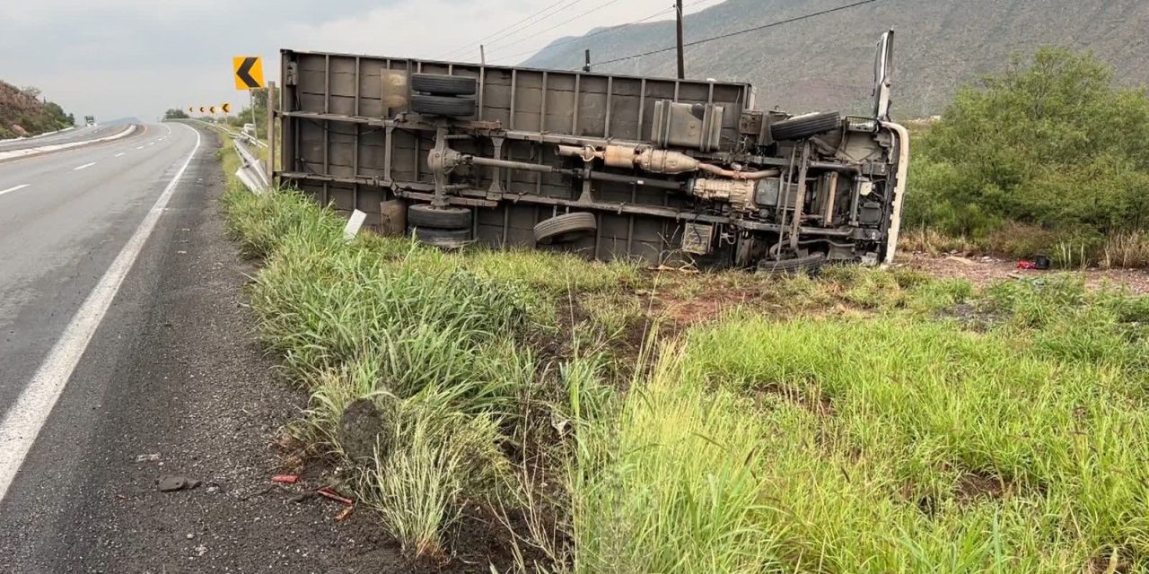 Camión derrapa y termina volcado en la carretera a Torreón