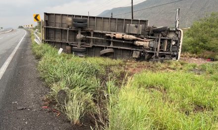 Camión derrapa y termina volcado en la carretera a Torreón