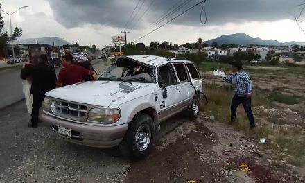 Conductor termina gravemente herido tras volcarse en Saltillo