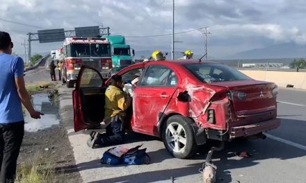 Mujer vuelve a nacer; destruye su vehículo sobre la carretera a Zacateras