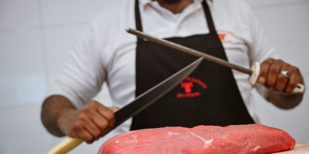 Pelean carniceros en Monclova: termina uno con cuchillo en el cuello