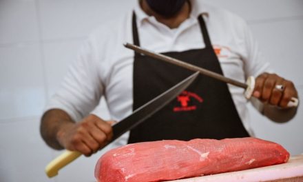 Pelean carniceros en Monclova: termina uno con cuchillo en el cuello