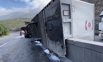 Tráiler vuelca en Los Chorros y bloquea vialidad en carretera 57