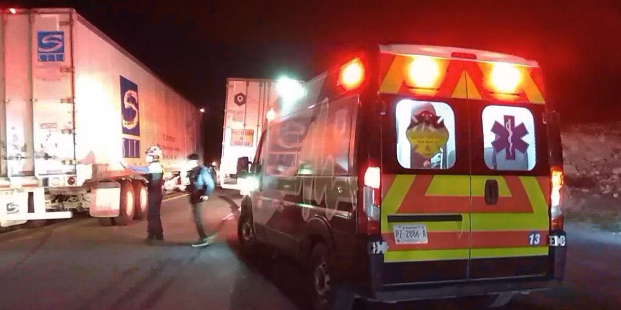 Tras evitar impactarse, choca trailero en la carretera Monterrey-Saltillo