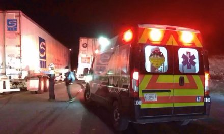 Tras evitar impactarse, choca trailero en la carretera Monterrey-Saltillo