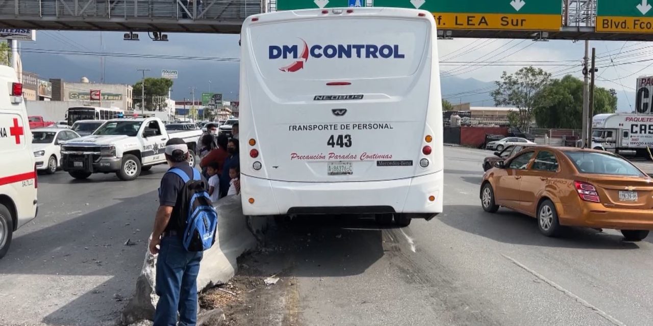 Aparatoso choque entre camiones provocó caos vial en Saltillo