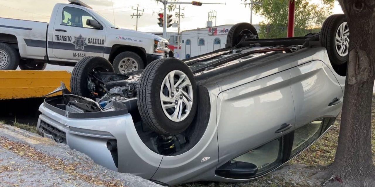 Regio queda con neumáticos hacia arriba después de chocar en Saltillo