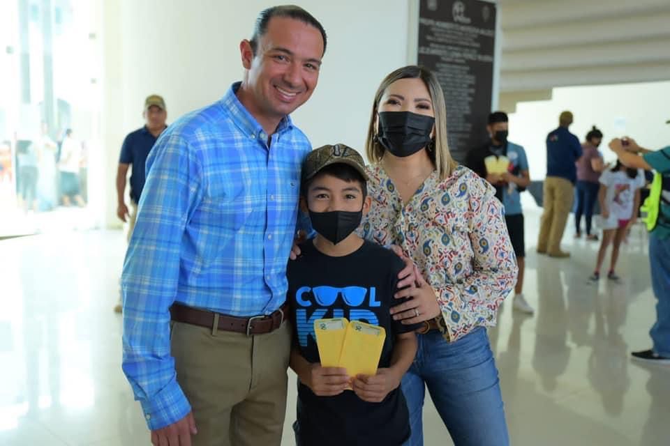 Entregan mil becas a niños en Acuña