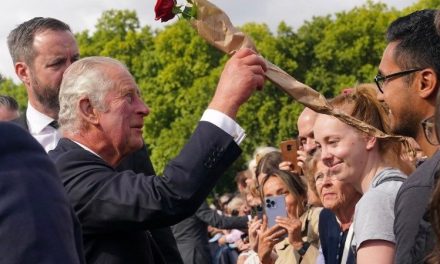 Rey Carlos III llega al Palacio de Buckingham: ‘Dios salve al rey’, dice la multitud (video)
