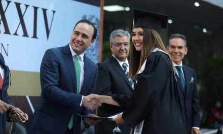 Apadrina Manolo Jiménez a la generación 74 de Jurisprudencia