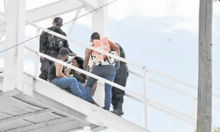 Harta de golpes de su pareja, mujer intenta lanzarse de puente en Monclova; hombre la rescata (video)