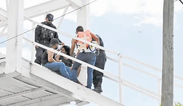 Harta de golpes de su pareja, mujer intenta lanzarse de puente en Monclova; hombre la rescata (video)
