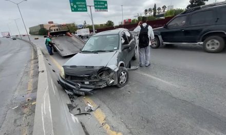 Hombre destruye su auto al impactarlo contra las ballenas de concreto en Saltillo