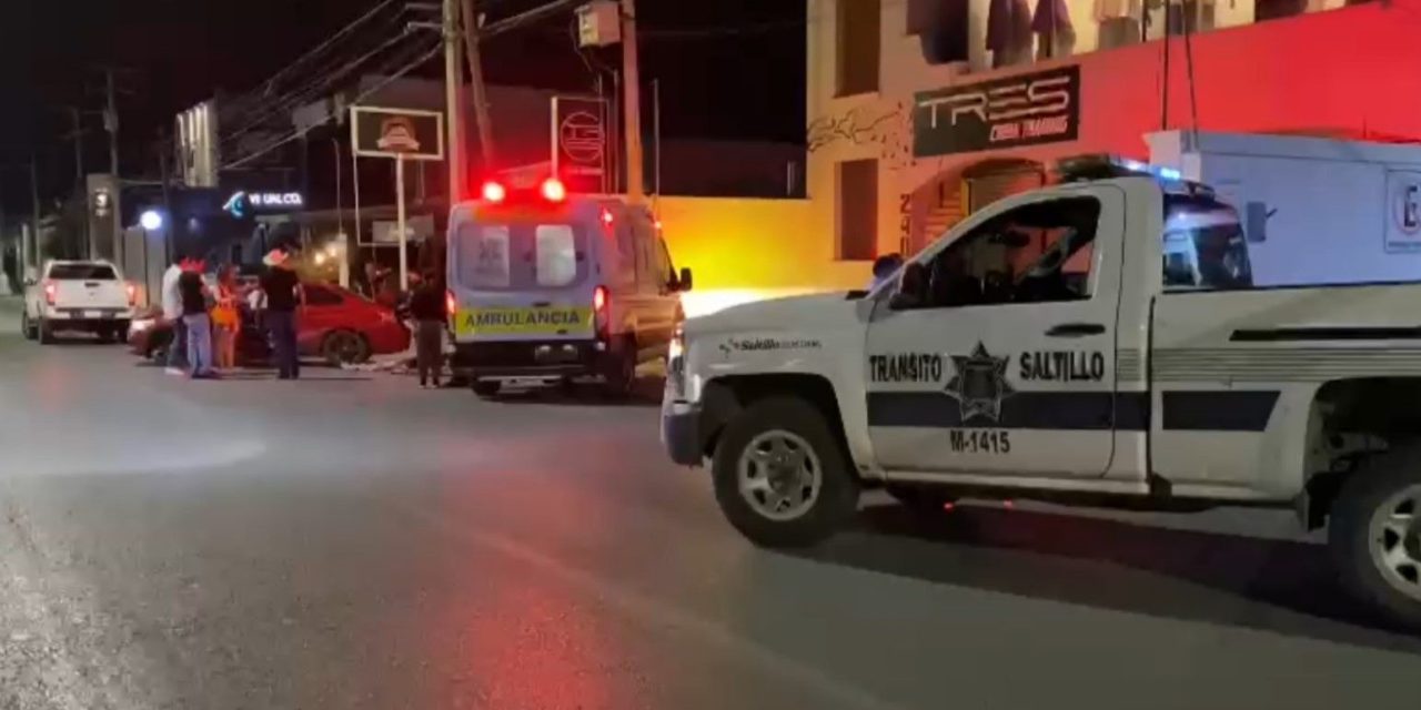 Joven conducía a exceso de velocidad y se detiene en un poste en Saltillo