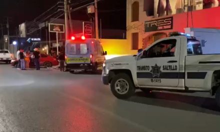 Joven conducía a exceso de velocidad y se detiene en un poste en Saltillo