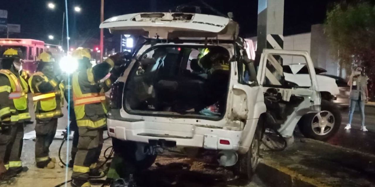 Joven termina prensada en el vehículo tras choque en Saltillo (Video)