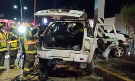 Joven termina prensada en el vehículo tras choque en Saltillo (Video)