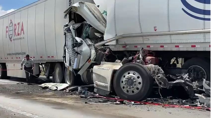 Muere prensado en su tractocamión sobre la carretera 57 de Ramos Arizpe