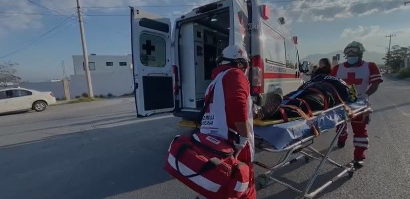Conductora se encandila con el sol y arrolla a motociclista en Saltillo