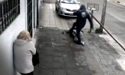 Mujer fue rescatada por un héroe anónimo que dispara y patea a un asaltante (video)