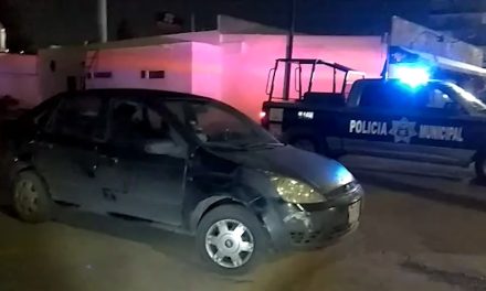 Jóvenes generaban el caos en Saltillo y tomaban en un ‘auto sardina’ pero fueron detenidos por la policía